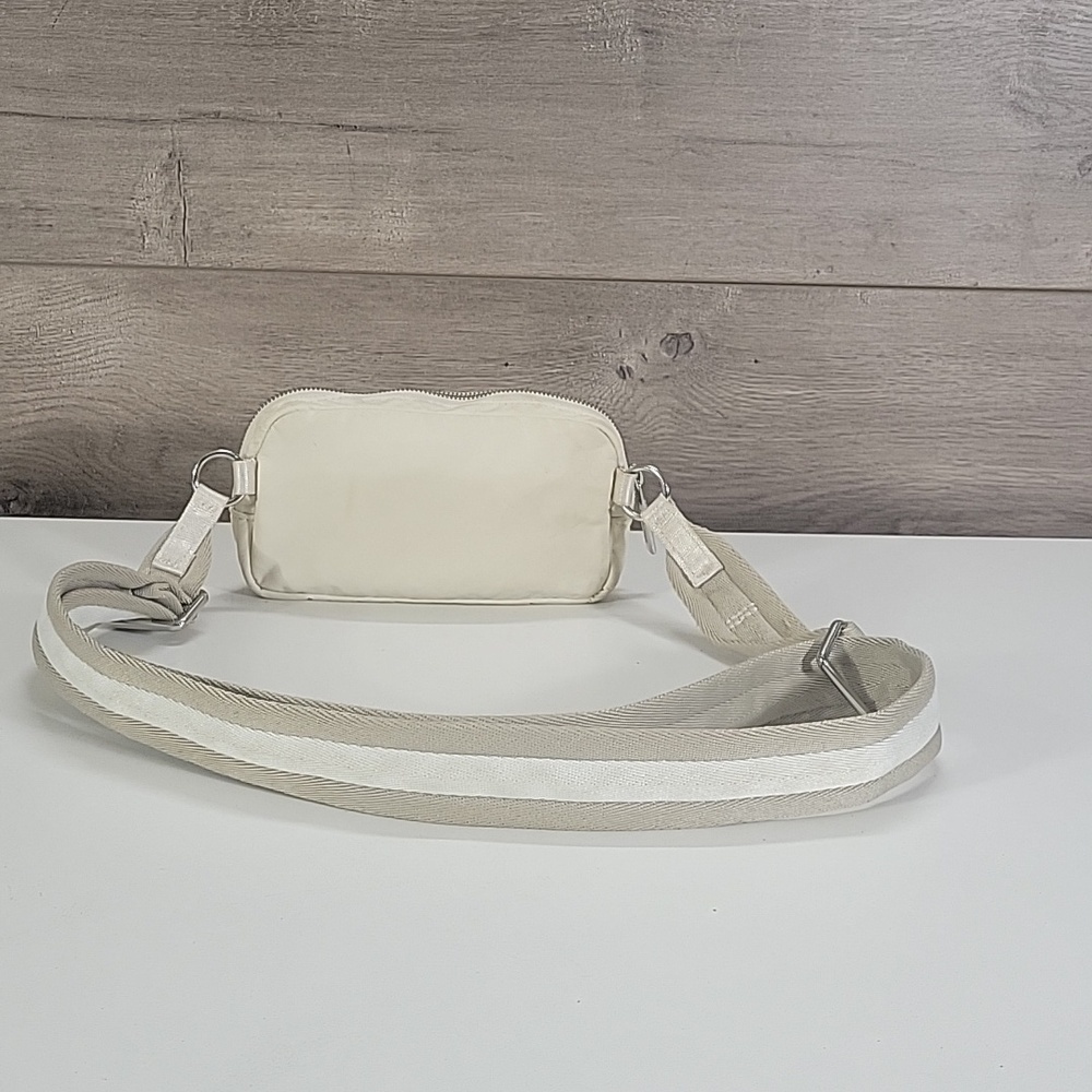 lululemon athletica Cream Wristlet Pouch with Silver Accent - Picture 4 of 16